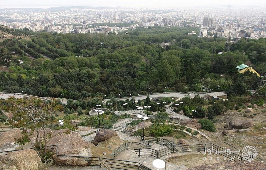 مسیر پلکانی پارک جمشیدیه تهران از بالا که با تخته‌سنگ‌ها و درخت‌ها در دو طرف پوشانده شده‌است.